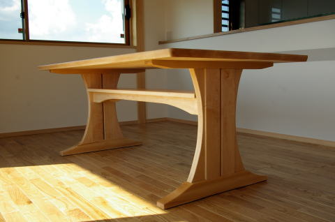 板脚、メープルのテーブル